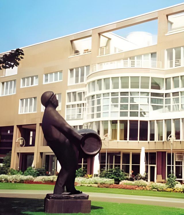 Eine Statue vor dem Dortmunder Rathaus