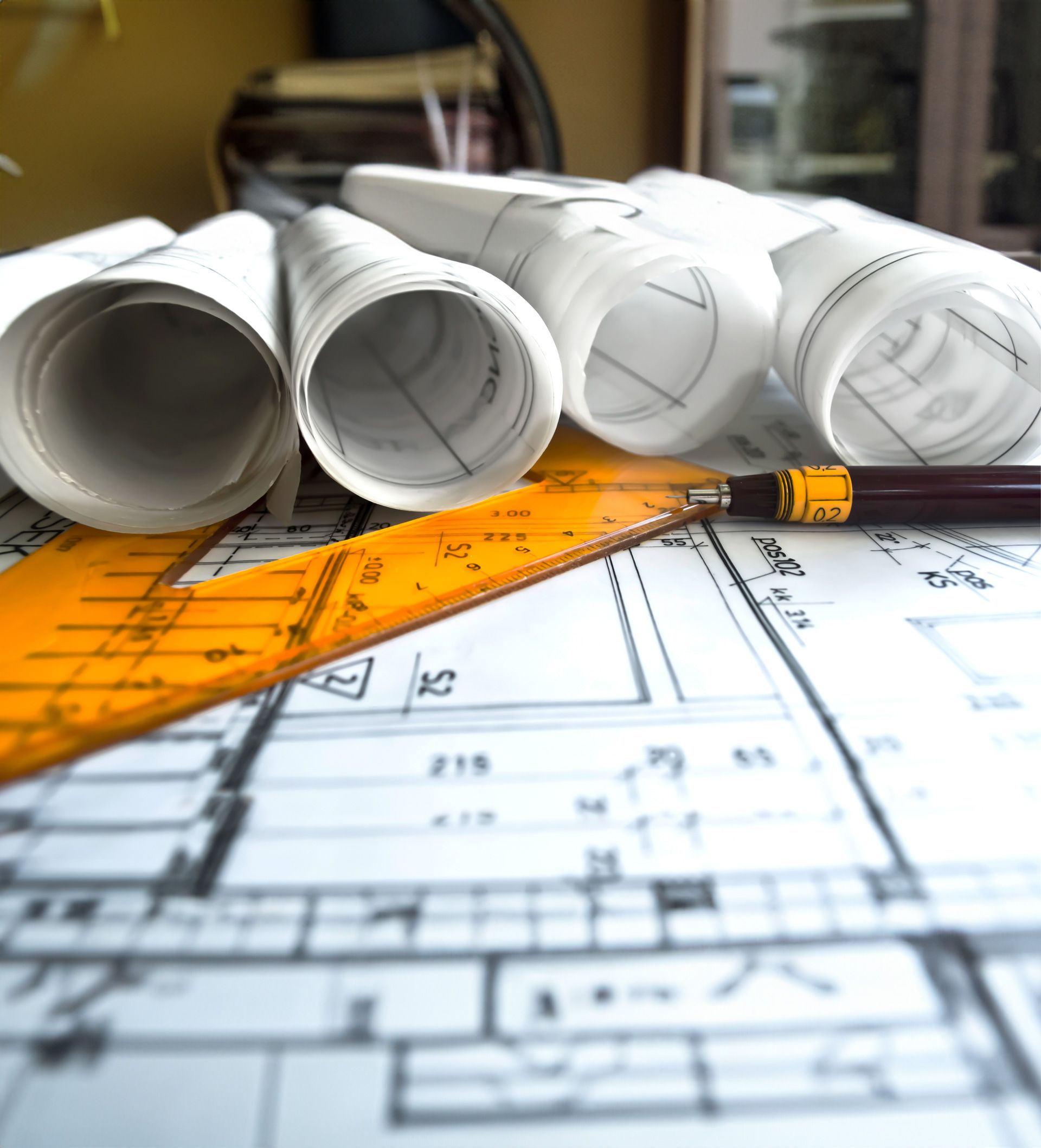 Architektonische Baupläne mit einem Lineal, die präzise Messungen und Entwürfe darstellen